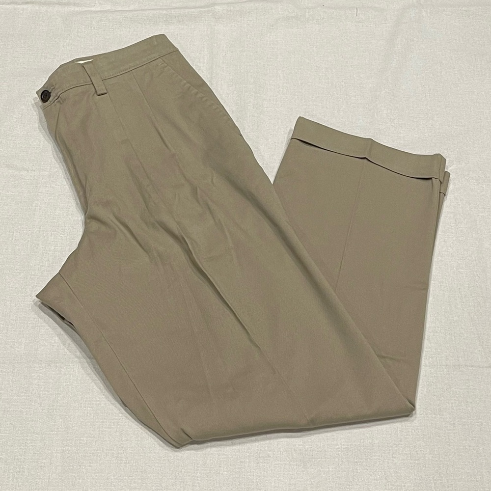 33x30, NWT, Dockers Pleated Cuffed Relaxed Fit